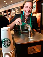 File photo of Starbucks barista (© Anthony Bolante/Reuters)