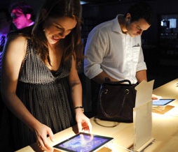 IPads at an Apple store (c) Paolo Fridman/Bloomberg/Getty Images