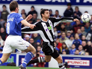Matt Holland challenges Gary Speed in an Ipswich v Newcastle clash