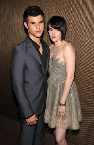 Kristen and Taylor backstage at the MTV VMAs