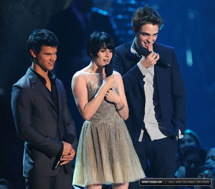 Rob, Kristen, and Taylor at the MTV VMAs
