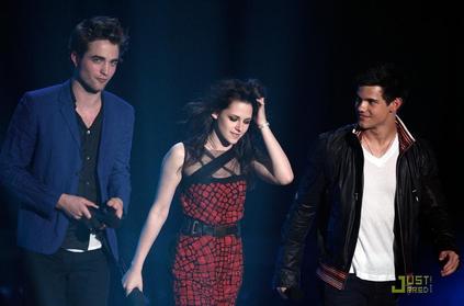 Rob, Kristen, and Taylor at the 2009 MTV Movie Awards