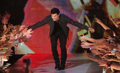 Taylor Lautner gives the audience some love at the MMVAs