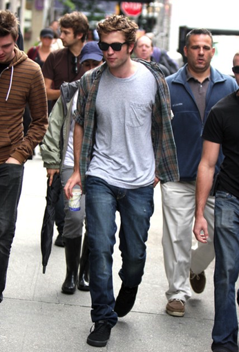 Robert Pattinson filming "Remember Me"