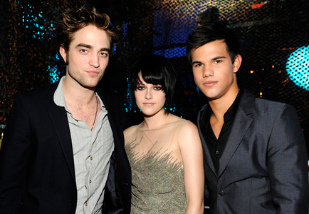 Rob, Kristen, and Taylor backstage at the MTV VMAs